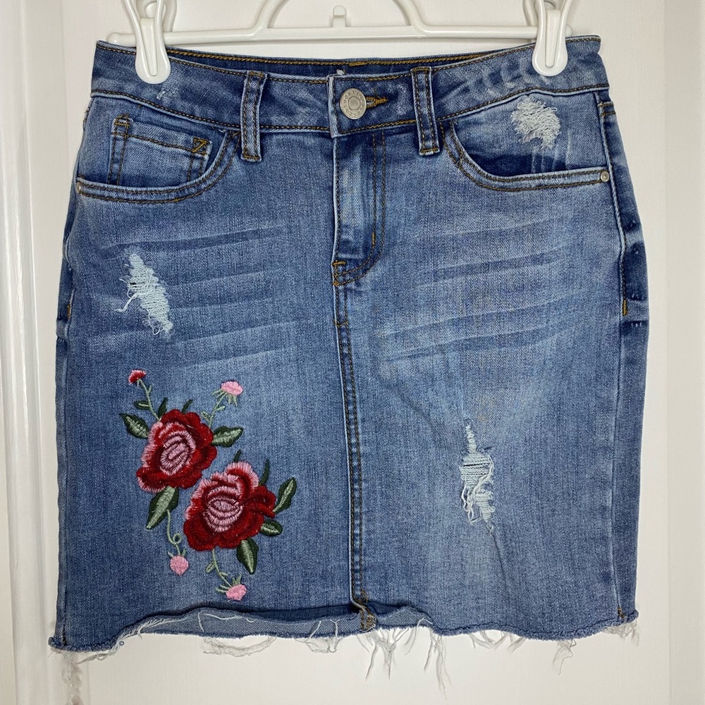 Cute little accent flower jean skirt. Fitting but stretchy!
